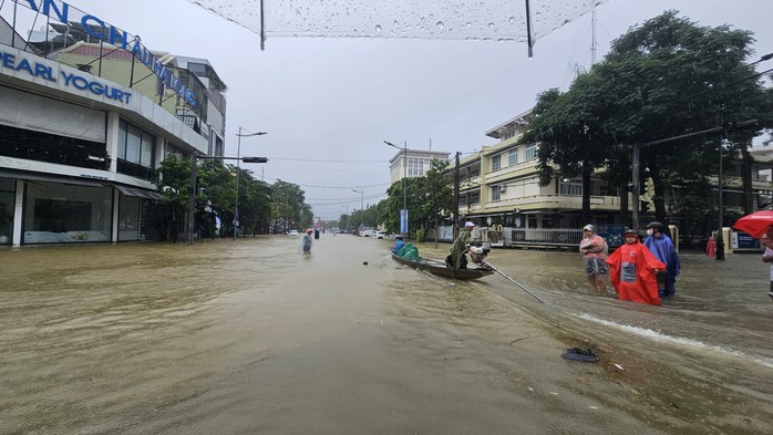 Sông Hương vượt đỉnh lũ 2020, TP Huế bị nước bủa vây - Ảnh 14.