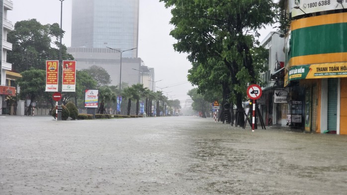 Sông Hương vượt đỉnh lũ 2020, TP Huế bị nước bủa vây - Ảnh 20.