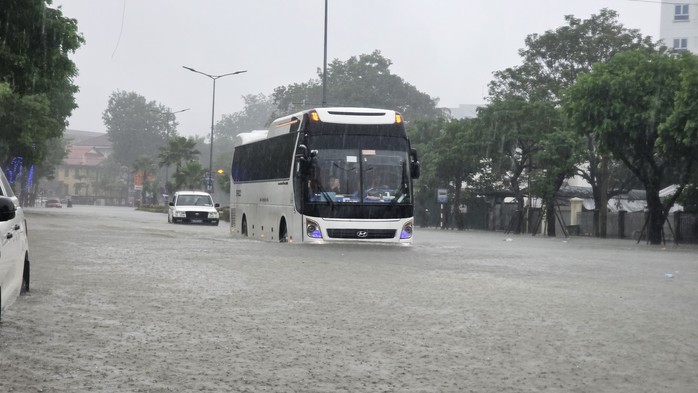 Sông Hương vượt đỉnh lũ 2020, TP Huế bị nước bủa vây - Ảnh 17.