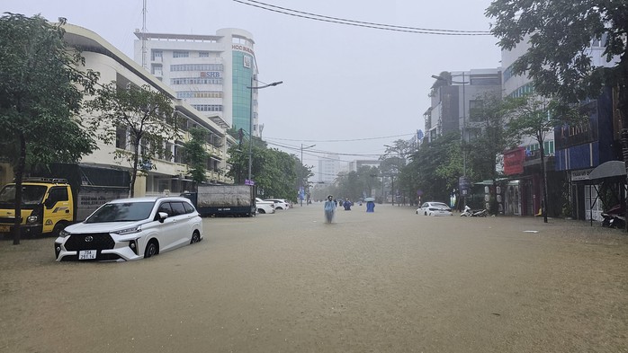 Sông Hương vượt đỉnh lũ 2020, TP Huế bị nước bủa vây - Ảnh 22.