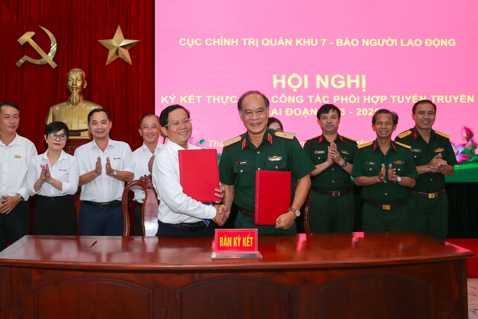 Ký kết phối hợp tuyên truyền giữa Cục Chính trị Quân khu 7 và Báo Người Lao Động: Tất cả vì sự nghiệp bảo vệ Tổ quốc - Ảnh 1.