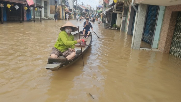 Sau lũ lụt, lũ bùn vây bủa TP Huế - Ảnh 1.