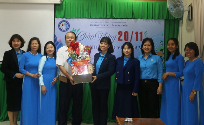 LĐLĐ Khánh Hoà thăm, chúc mừng Ngày Nhà giáo Việt Nam - Ảnh 4.