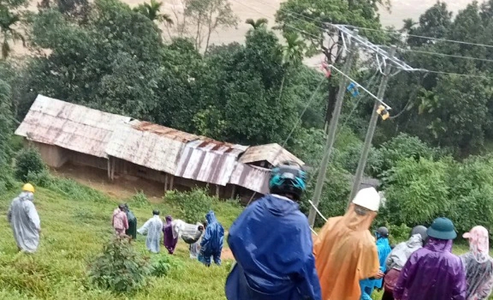 Người dân vượt lũ băng rừng, khiêng người phụ nữ đi 30 km đến nơi cấp cứu - Ảnh 3.