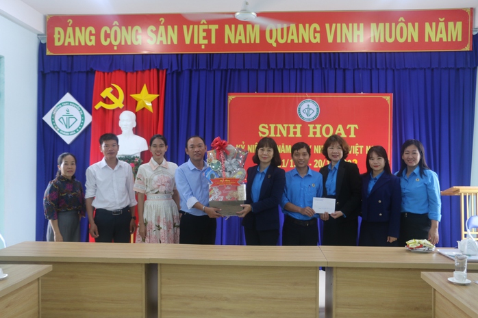 LĐLĐ Khánh Hoà thăm, chúc mừng Ngày Nhà giáo Việt Nam - Ảnh 2.