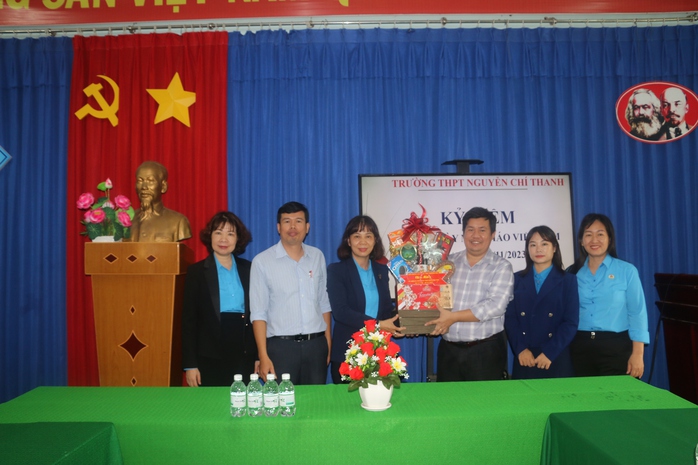 LĐLĐ Khánh Hoà thăm, chúc mừng Ngày Nhà giáo Việt Nam - Ảnh 1.