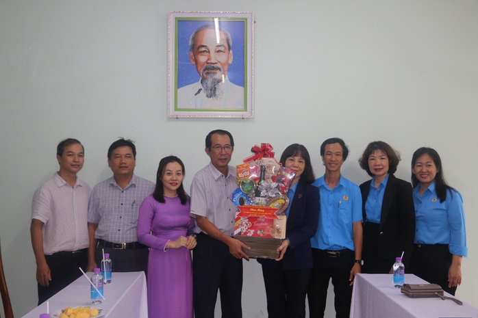LĐLĐ Khánh Hoà thăm, chúc mừng Ngày Nhà giáo Việt Nam - Ảnh 3.