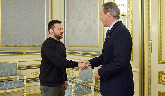 Vừa nhậm chức Ngoại trưởng Anh, ông David Cameron lập tức đến Ukraine - Ảnh 1.