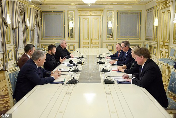 Vừa nhậm chức Ngoại trưởng Anh, ông David Cameron lập tức đến Ukraine - Ảnh 2.