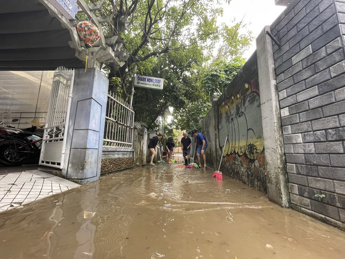 Sau lũ lụt, lũ bùn vây bủa TP Huế - Ảnh 13.