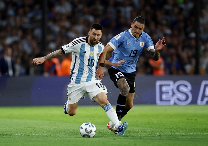 Messi thành tội đồ Argentina, Colombia ngược dòng Brazil duy trì mạch bất bại - Ảnh 1.