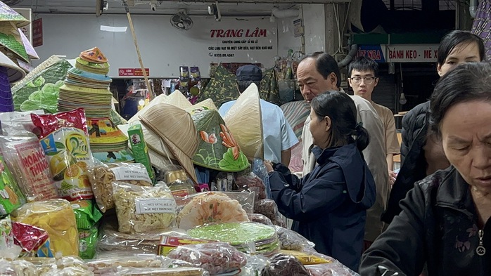 Phố ẩm thực chợ Đông Ba nhộn nhịp trở lại sau ngập lụt - Ảnh 6.