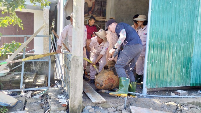 Phát hiện quả bom khủng trong vườn nhà dân ở Quảng Bình - Ảnh 1.