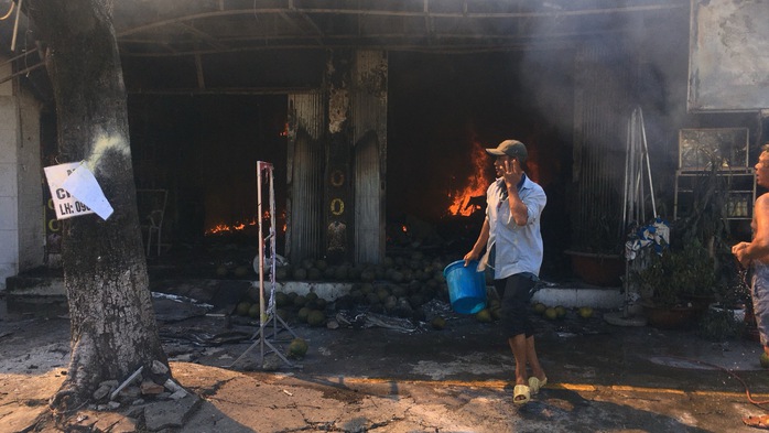 CLIP: Cháy ngùn ngụt trong ngôi nhà đối diện khu du lịch Bửu Long - Ảnh 3.