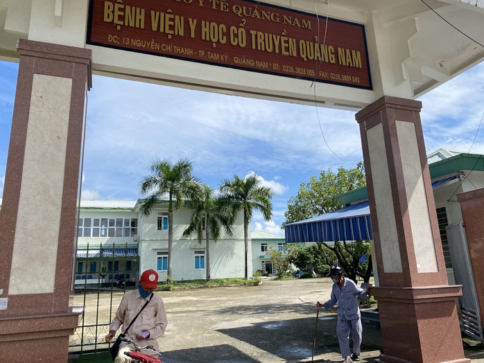 Thanh tra đột xuất bệnh viện vướng nhiều tai tiếng ở Quảng Nam - Ảnh 1.