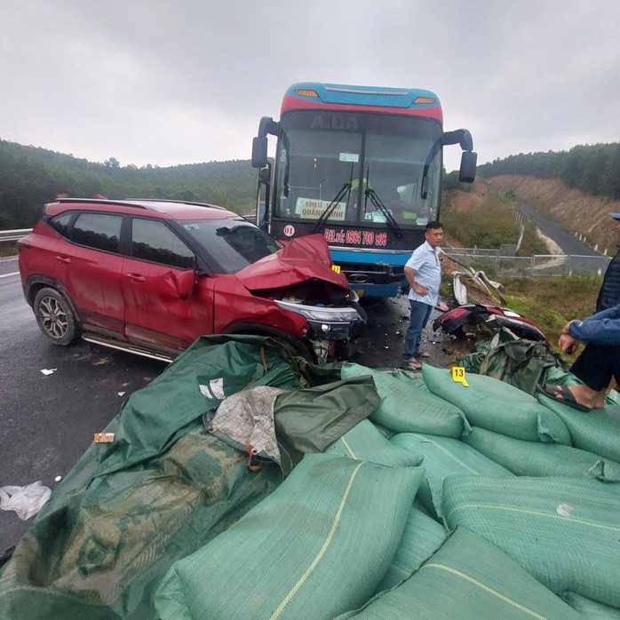 Tai nạn trên cao tốc Cam Lộ - La Sơn, 2 người bị thương, nhiều phương tiện hư hỏng - Ảnh 3.