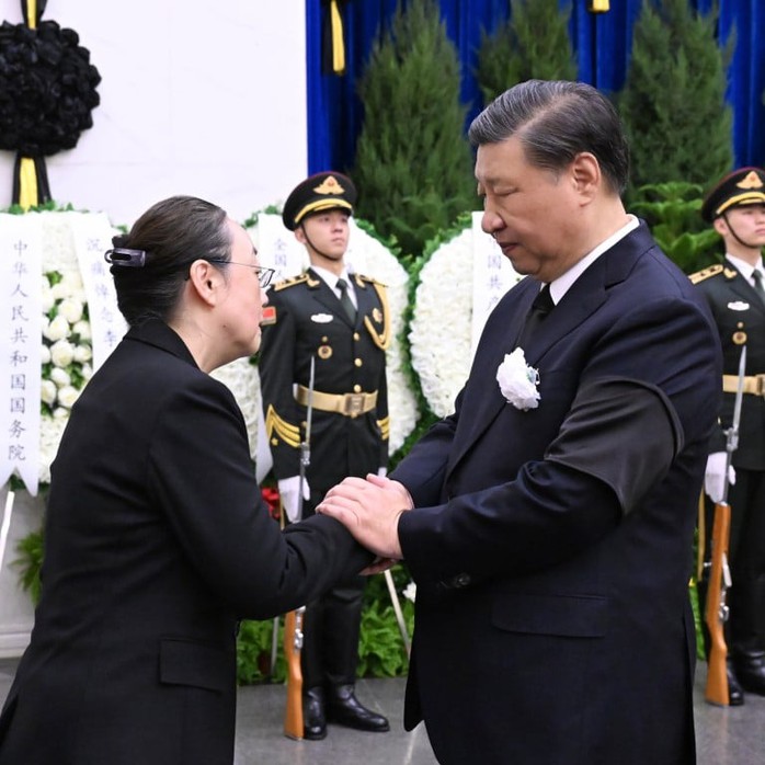 Chủ tịch Trung Quốc Tập Cận Bình tiễn đưa cố Thủ tướng Lý Khắc Cường - Ảnh 1.