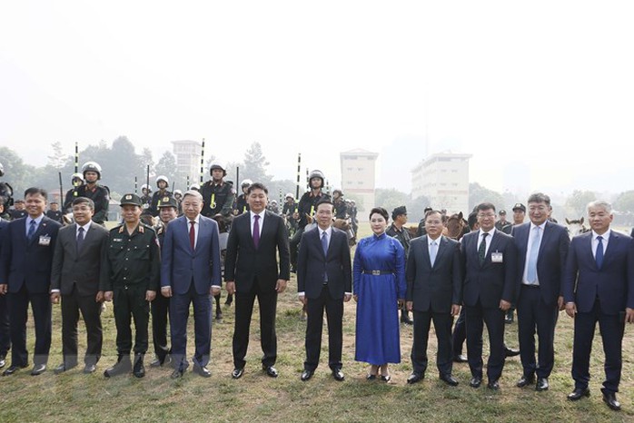 Chủ tịch nước và Tổng thống Mông Cổ xem Cảnh sát Kỵ binh trình diễn võ thuật trên lưng ngựa - Ảnh 8. Chủ tịch nước và Tổng thống Mông Cổ xem Cảnh sát Kỵ tỷ lệ kèo nhà cái hôm nay trình diễn võ thuật trên lưng ngựa - Ảnh 8.