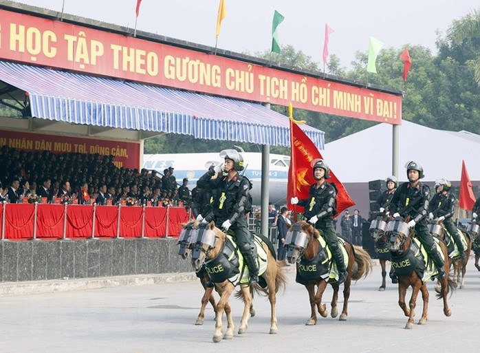 Chủ tịch nước và Tổng thống Mông Cổ xem Cảnh sát Kỵ binh trình diễn võ thuật trên lưng ngựa - Ảnh 4. Chủ tịch nước và Tổng thống Mông Cổ xem Cảnh sát Kỵ tỷ lệ kèo nhà cái hôm nay trình diễn võ thuật trên lưng ngựa - Ảnh 4.