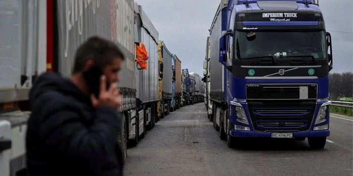 Tài xế Ba Lan chặn xe tải, Ukraine “đứng ngồi không yên” - Ảnh 1.