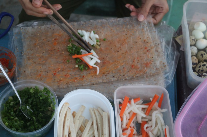 Bình Thuận: Bánh tráng nướng cuộn dễ làm, ngon miệng - Ảnh 2.