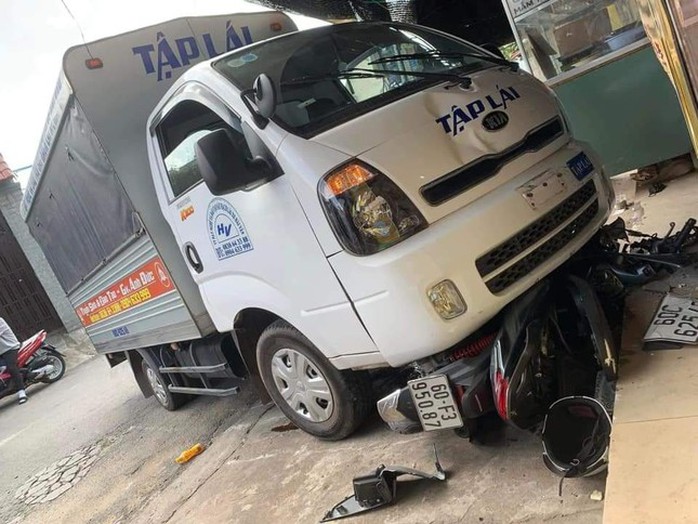 Ô tô tải tập lái va chạm xe máy, nữ sinh bị thương nặng - Ảnh 1.