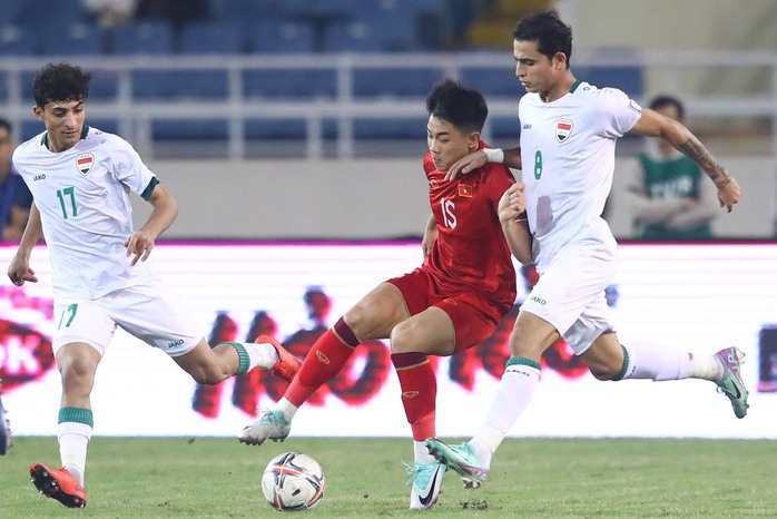 HLV Troussier so sánh cầu thủ trẻ Việt Nam với Messi - Ảnh 1.