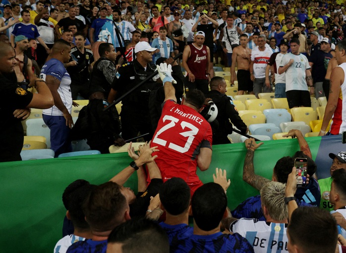 Brazil thua Argentina 0-1: Khán giả xô xát, chủ nhà nhận thẻ đỏ - Ảnh 2.