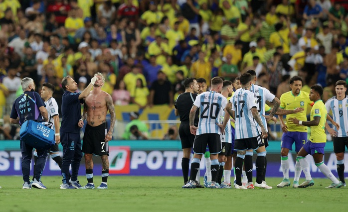 Brazil thua Argentina 0-1: Khán giả xô xát, chủ nhà nhận thẻ đỏ - Ảnh 3.