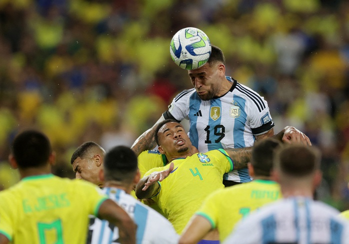 Brazil thua Argentina 0-1: Khán giả xô xát, chủ nhà nhận thẻ đỏ - Ảnh 4.