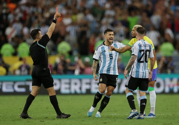 Brazil thua Argentina 0-1: Khán giả xô xát, chủ nhà nhận thẻ đỏ - Ảnh 6.