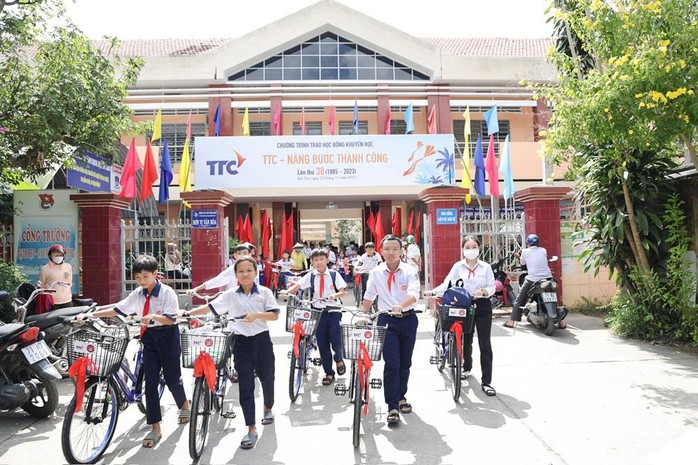 Trao học bổng “TTC - Nâng bước thành công” lần thứ 38 năm 2023 - Ảnh 5. Trao học bổng “TTC - Nâng bước thành công” lần thứ 38 năm 2023 - Ảnh 5.