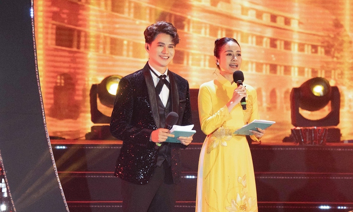 Vũ Mạnh Cường và Phí Linh run rẩy dẫn khai mạc Liên hoan Phim Việt Nam lần 23 - Ảnh 3.