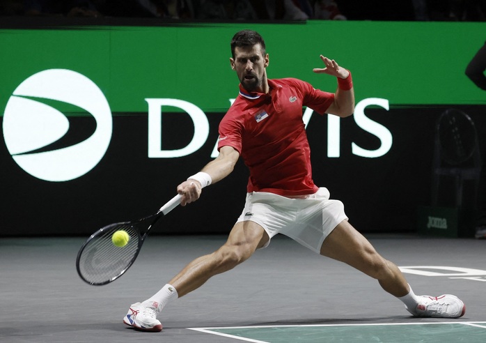 Djokovic chỉ trích và hôn gió với cổ động viên Anh tại Davis Cup 2023 - Ảnh 5.