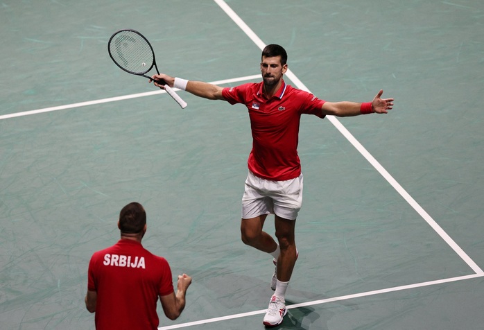 Djokovic chỉ trích và hôn gió với cổ động viên Anh tại Davis Cup 2023 - Ảnh 3.