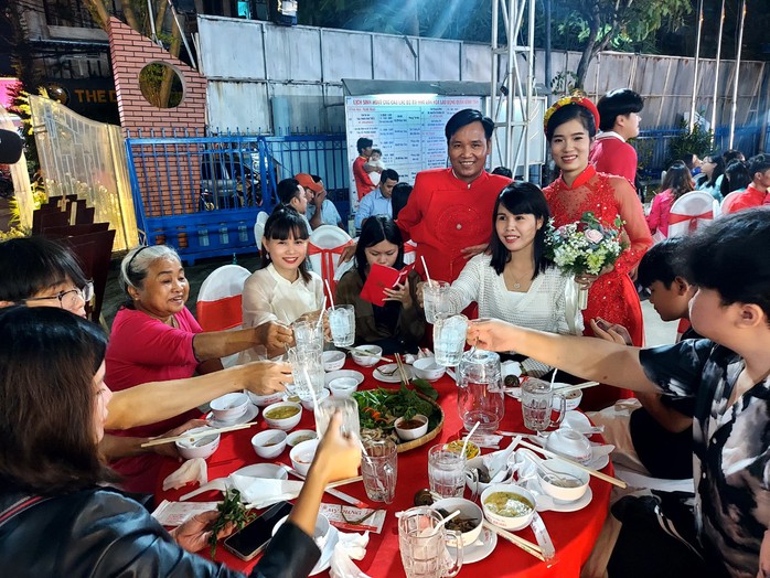 Rộn ràng lễ cưới tập thể thanh niên, công nhân quận Bình Tân - Ảnh 9.