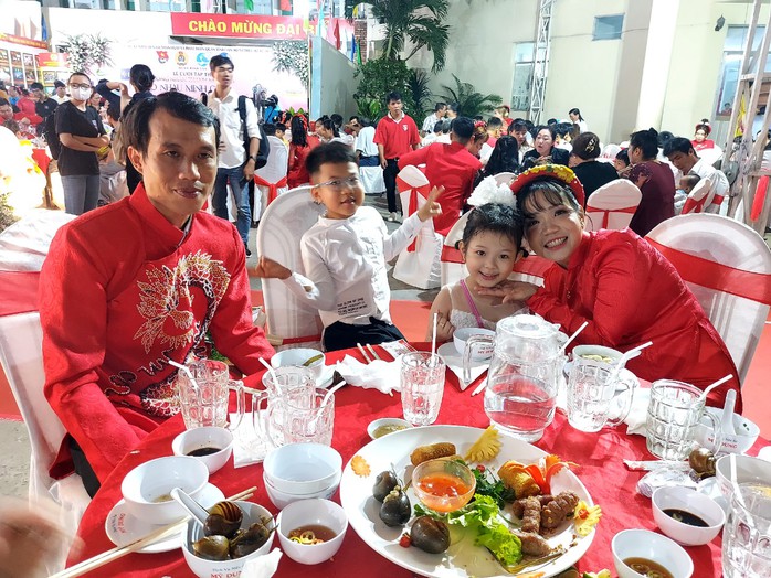 Rộn ràng lễ cưới tập thể thanh niên, công nhân quận Bình Tân - Ảnh 5.