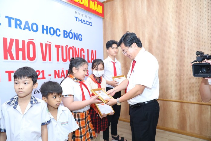 Báo Đồng Nai trao học bổng Vượt khó vì tương lai lần thứ 21 - Ảnh 3.