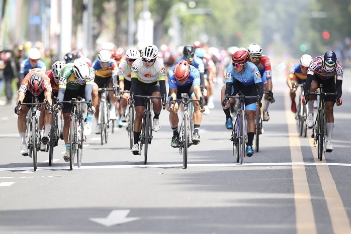 Lê Nguyệt Minh giành cả Áo vàng và Áo xanh cuộc đua xe đạp Cúp phát thanh VOH 2023 - Ảnh 3.