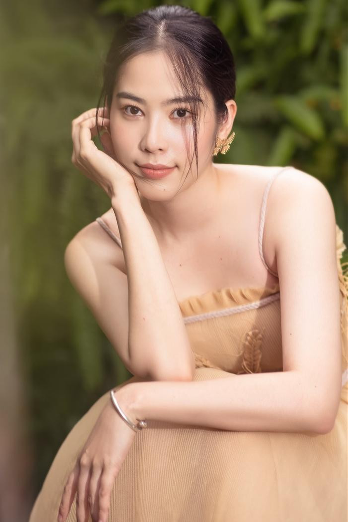 Trên đường tới cơ quan chức năng, Hoa khôi Nam Em nhập viện- Ảnh 1. Trên đường tới cơ quan chức năng, Hoa khôi Nam Em nhập viện- Ảnh 1.
