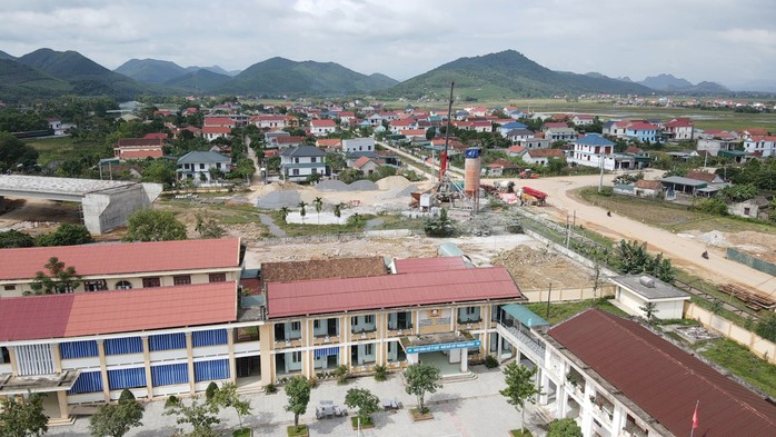 Trạm trộn bê tông kế bên trường học gây ô nhiễm ở Quảng Bình - Ảnh 3.