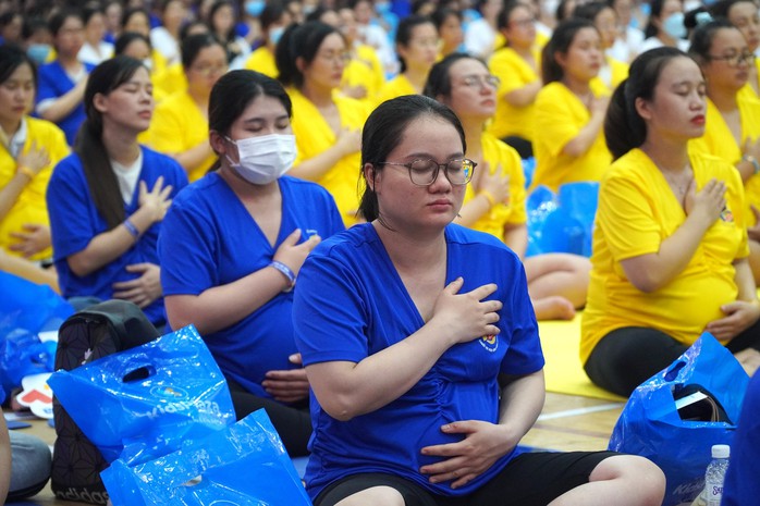 VIDEO: 650 mẹ bầu đồng diễn yoga tại TP HCM - Ảnh 5.