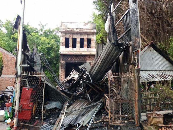 2 cha con tử vong trong căn nhà bị cháy ở Vĩnh Long - Ảnh 2.