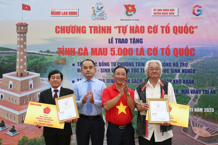 Mai Vàng tri ân tặng quà nghệ sĩ, trí thức có đóng góp cho cộng đồng ở Cà Mau - Ảnh 1.