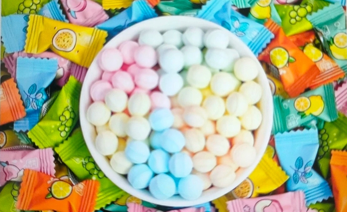 Thêm 29 học sinh nghi ngộ độc do ăn kẹo lạ - Ảnh 1.
