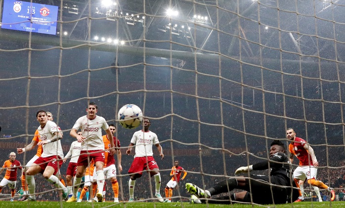 Andre Onana sẵn sàng bỏ CAN để giữ vị trí số 1 Man United- Ảnh 1. Andre Onana sẵn sàng bỏ CAN để giữ vị trí số 1 Man United- Ảnh 1.