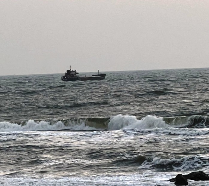 Đang ứng cứu 14 ngư dân cùng tàu cá bị hỏng máy giữa biển - Ảnh 1.