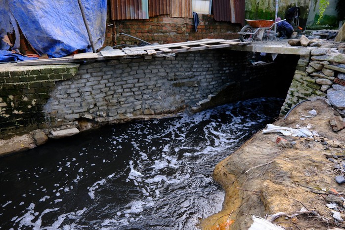 Nước đen ngòm từ bãi rác Khánh Sơn đổ qua khu dân cư ở Đà Nẵng - Ảnh 5.