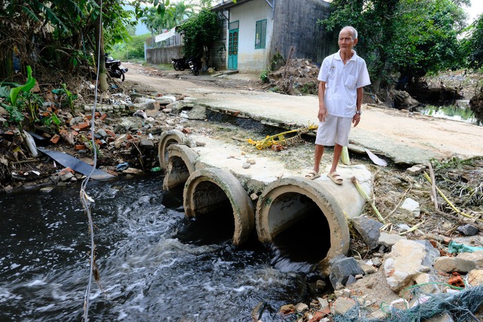 Nước đen ngòm từ bãi rác Khánh Sơn đổ qua khu dân cư ở Đà Nẵng - Ảnh 4.