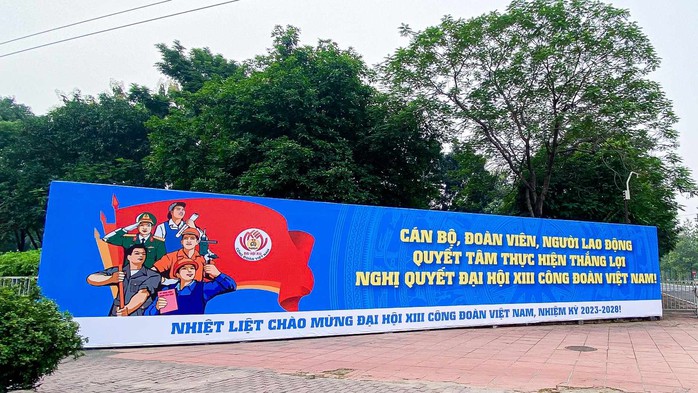 Hà Nội trang hoàng rực rỡ trước Đại hội XIII Công đoàn Việt Nam - Ảnh 3.